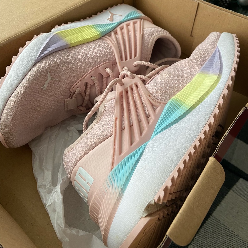 PUMA Pacer Future Rainbow sz 5 girls